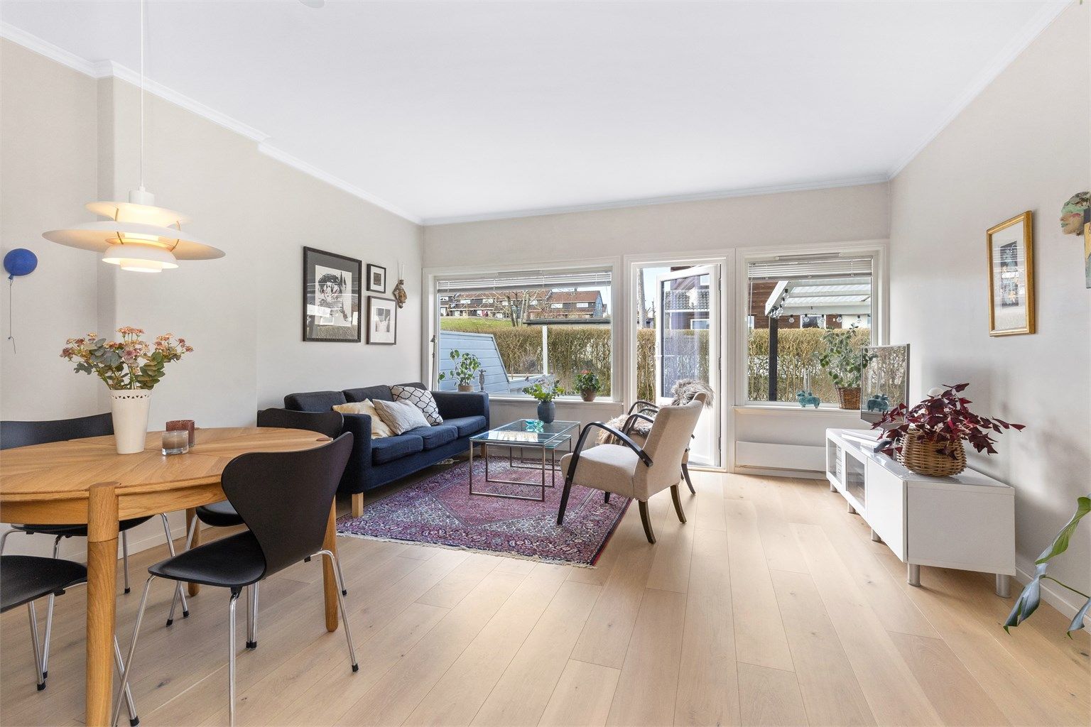 Rommet er enkelt å møblere med god plass til både sofagruppe og spisebord.