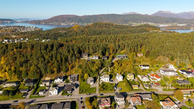 Etablert og barnevennlig nabolag i Hatlane med kort vei til dagligvarebutikker og servicetilbud.