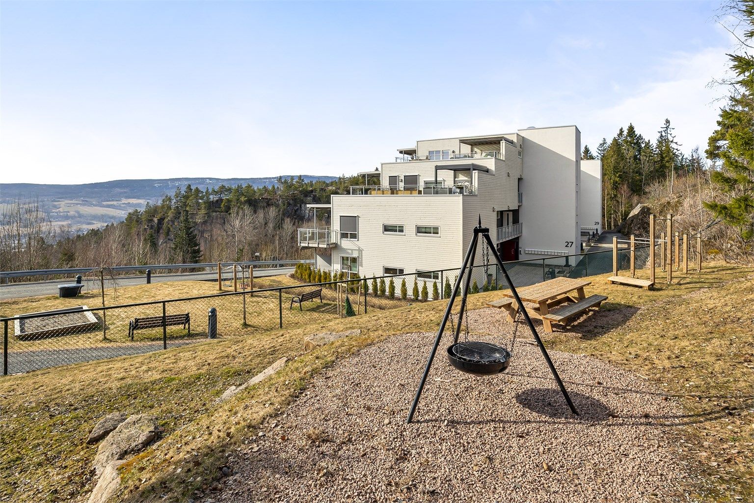 Fellesarealene er opparbeidet med asfalterte veier, plenarealer og diverse beplantninger.