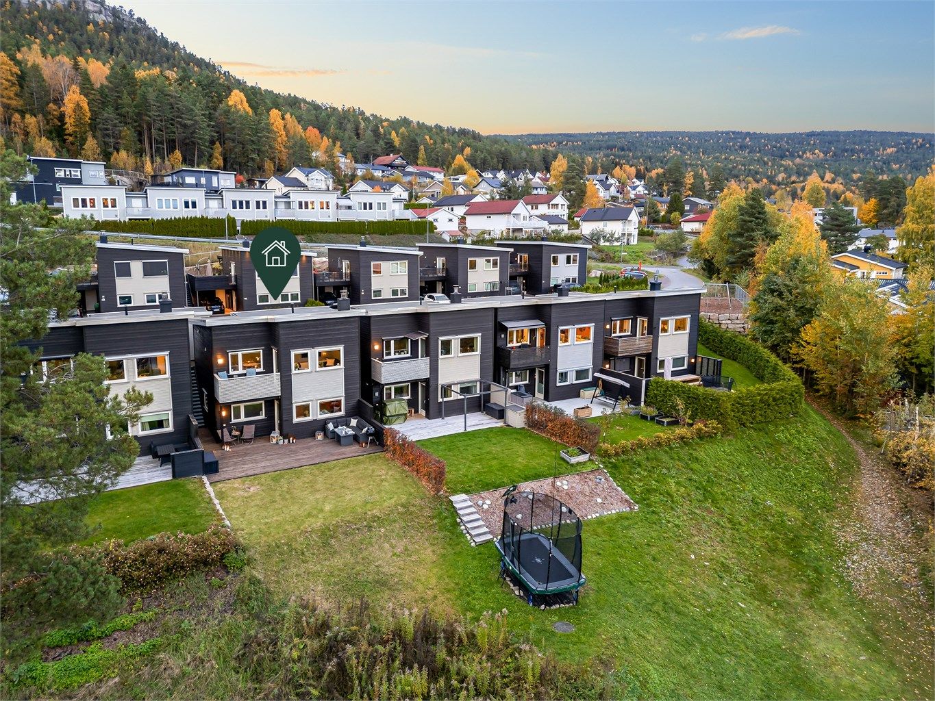 God intern beliggenhet et steinkast unna marka og turstien til populære Knabben. 