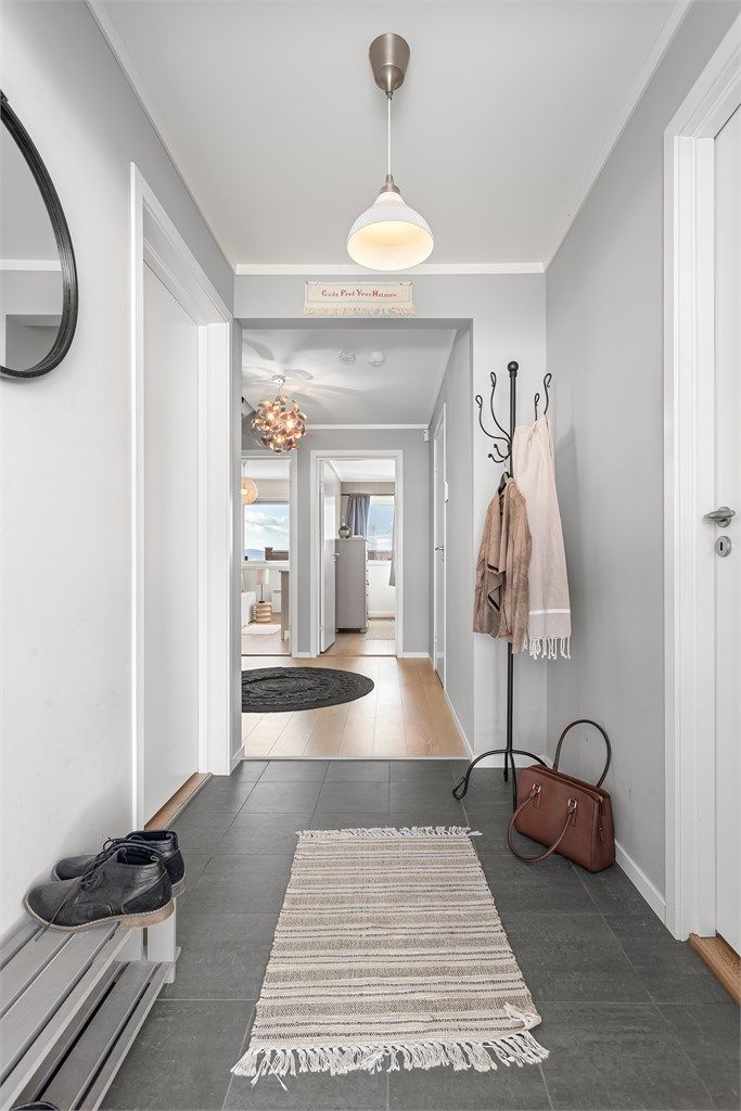 Entre med flislagt gulv med varme