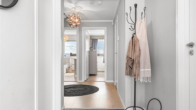 Entre med flislagt gulv med varme