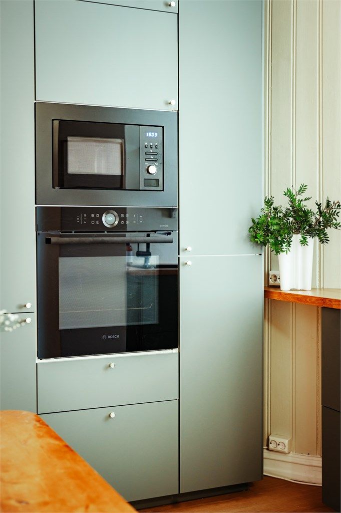 Kjøkkenet er utstyrt med integrert stekeovn og mikrobølgeovn i en ergonomisk arbeidshøyde.