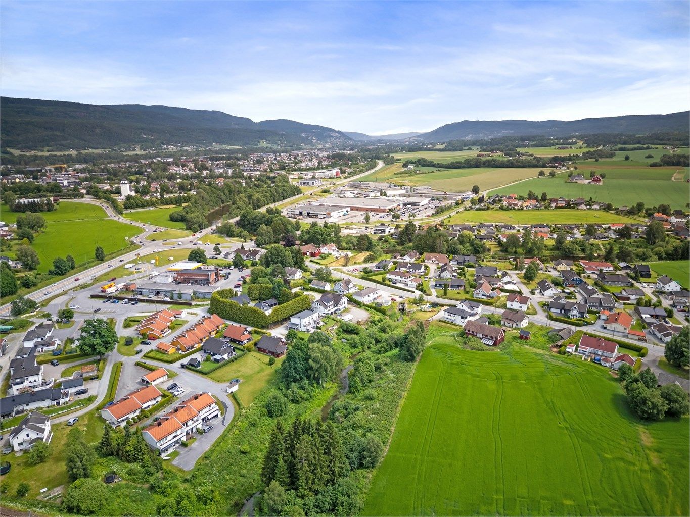 Sentrumsnært med ca. 1,5 km til Hokksund sentrum med jernbanestasjon