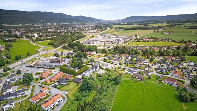 Sentrumsnært med ca. 1,5 km til Hokksund sentrum med jernbanestasjon