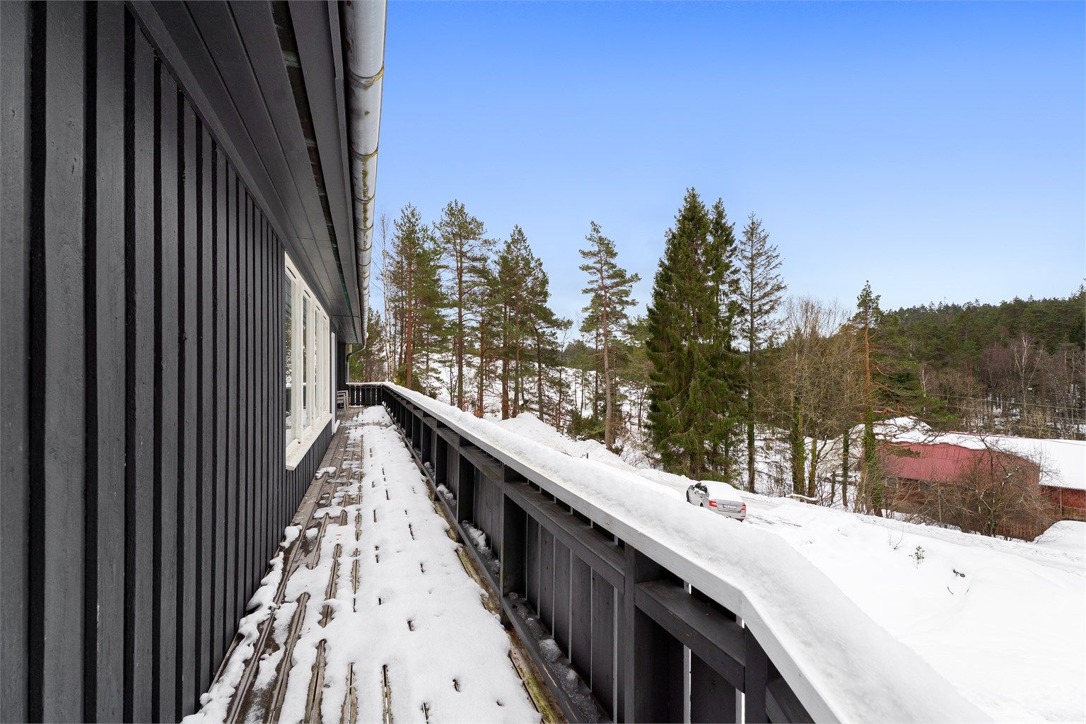terrasse fra stuen mot master i enden