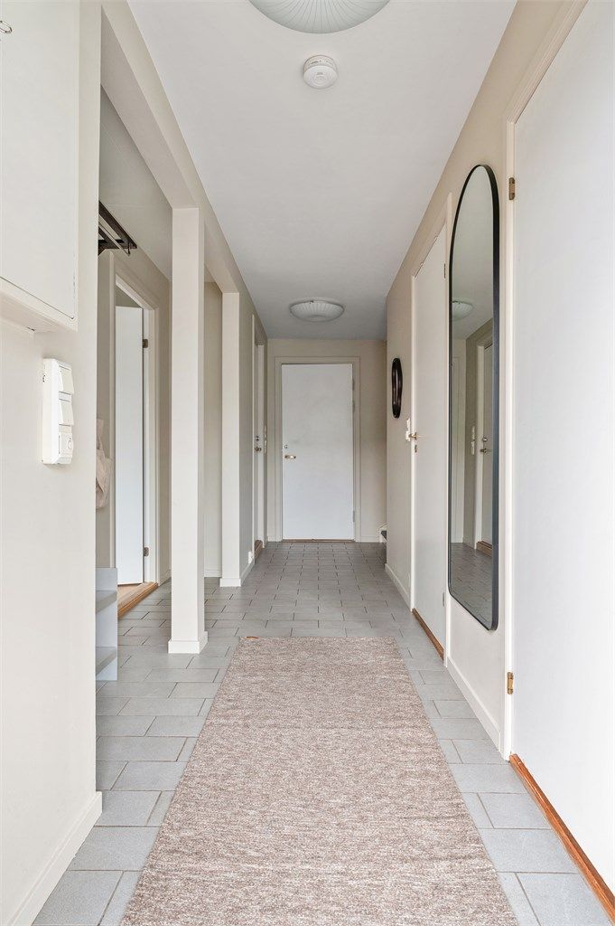 Første etasje består av entré/gang, soverom, bad, vaskerom, samt hybeldel med stue/kjøkken, gang og bad. Det er gulvvarme i samtlige oppholdsrom i etasjen.