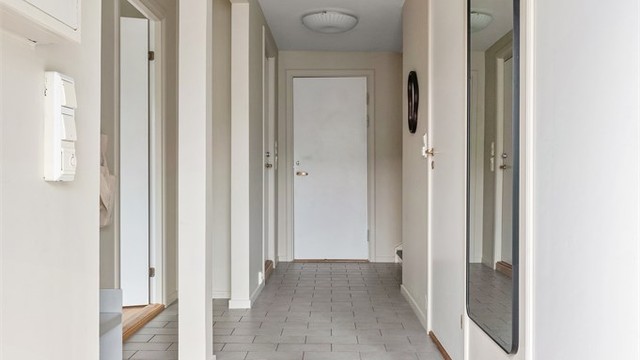 Første etasje består av entré/gang, soverom, bad, vaskerom, samt hybeldel med stue/kjøkken, gang og bad. Det er gulvvarme i samtlige oppholdsrom i etasjen.