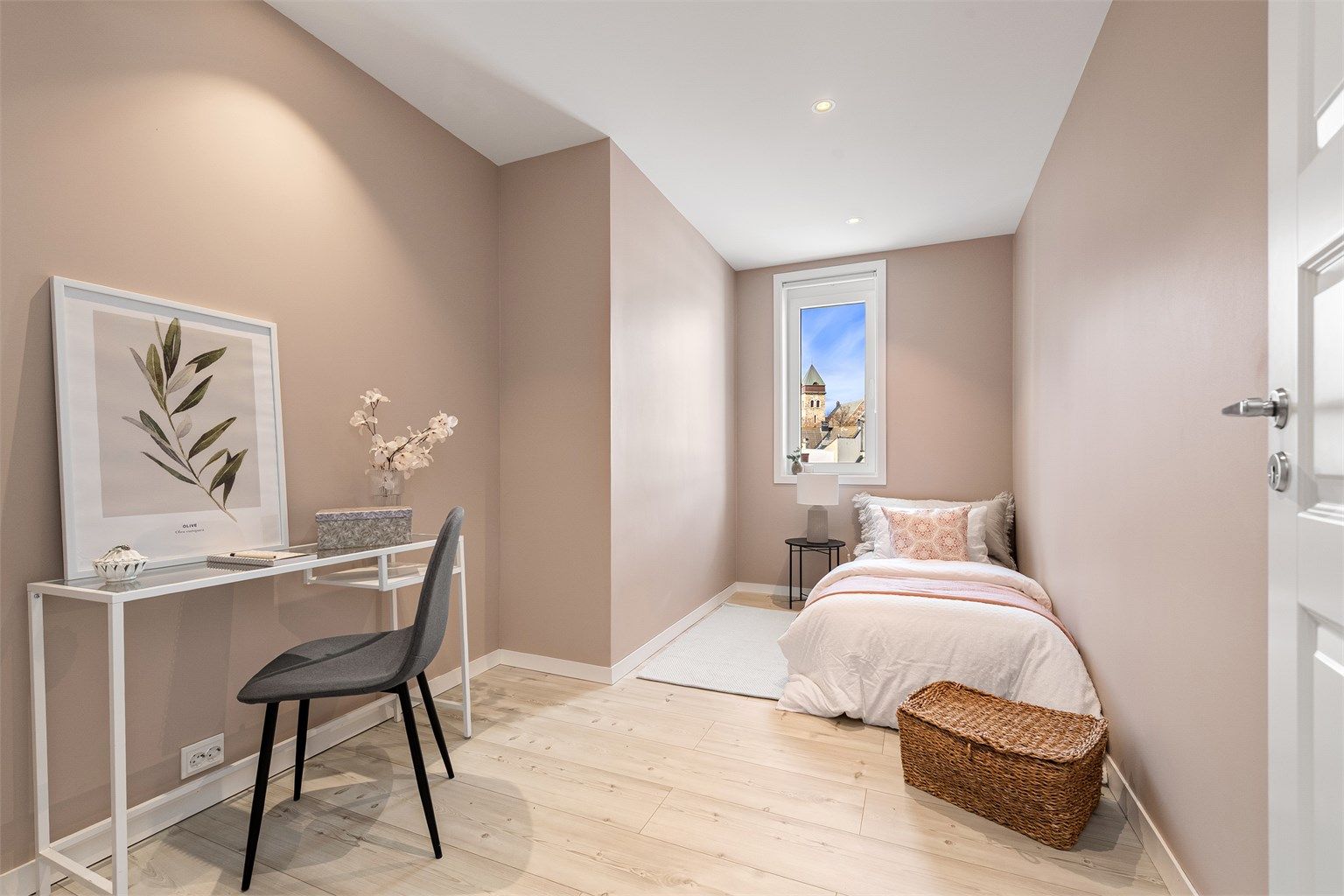 Leiligheten har totalt tre soverom, som gir fleksibilitet for kontor, gjesterom eller barnerom