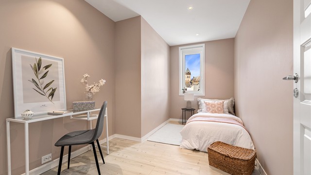 Leiligheten har totalt tre soverom, som gir fleksibilitet for kontor, gjesterom eller barnerom