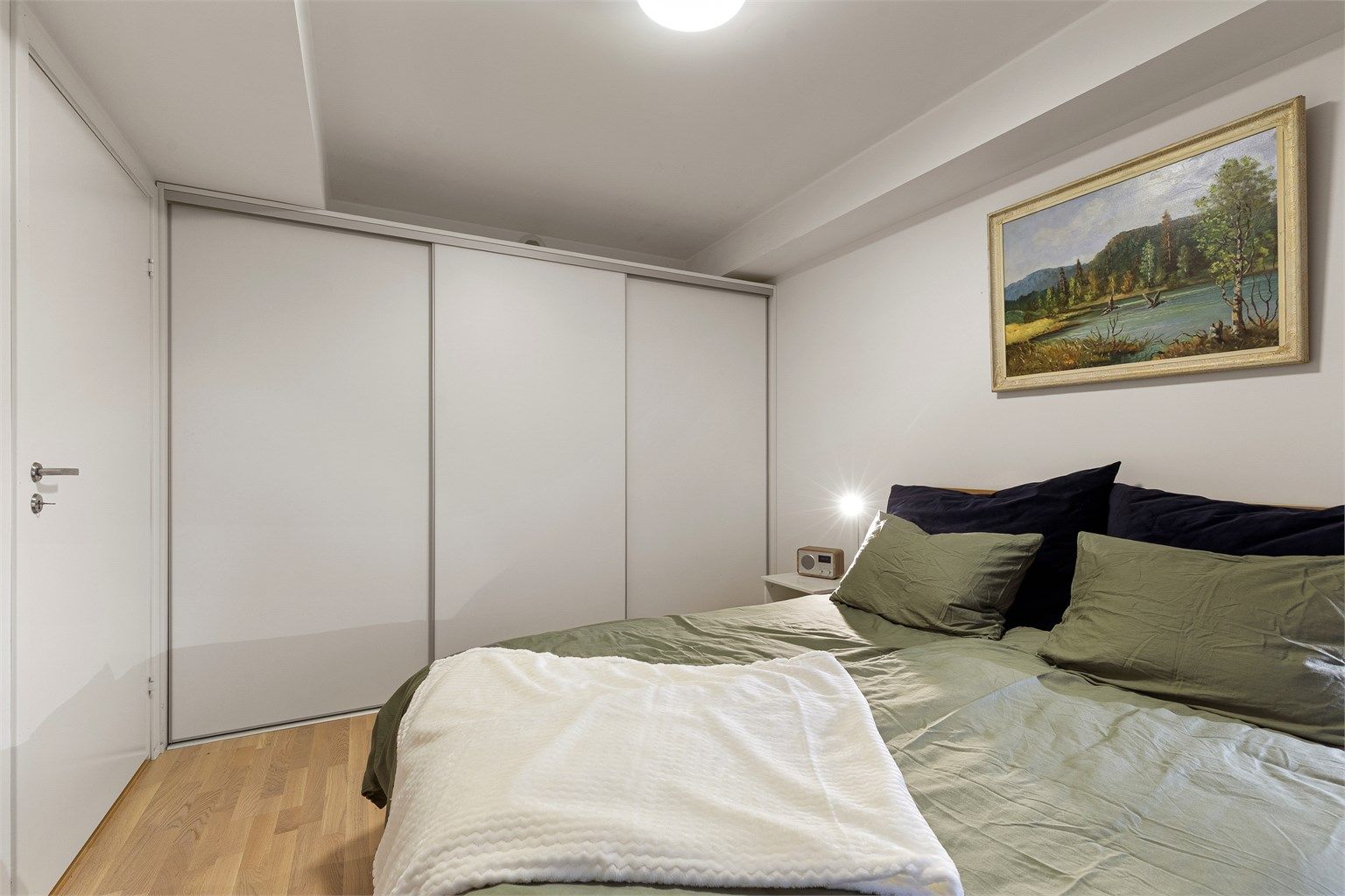 Skyvedørsgarderobe på soverom 1