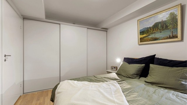 Skyvedørsgarderobe på soverom 1