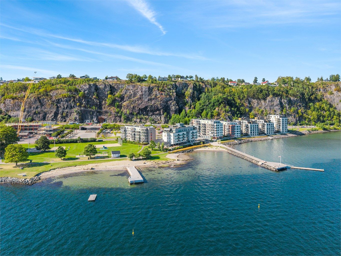 For den badeglade finnes det to populære badeplasser i byen -Dulpen og Hagemannsparken -begge med gode fasiliteter og fine muligheter for aktivitet og opphold ved sjøen