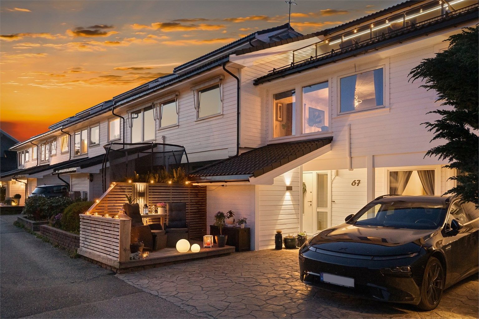 Parkeringsplass på egen tomt med EL-bil lader, samt fast parkeringsplass i felles garasje