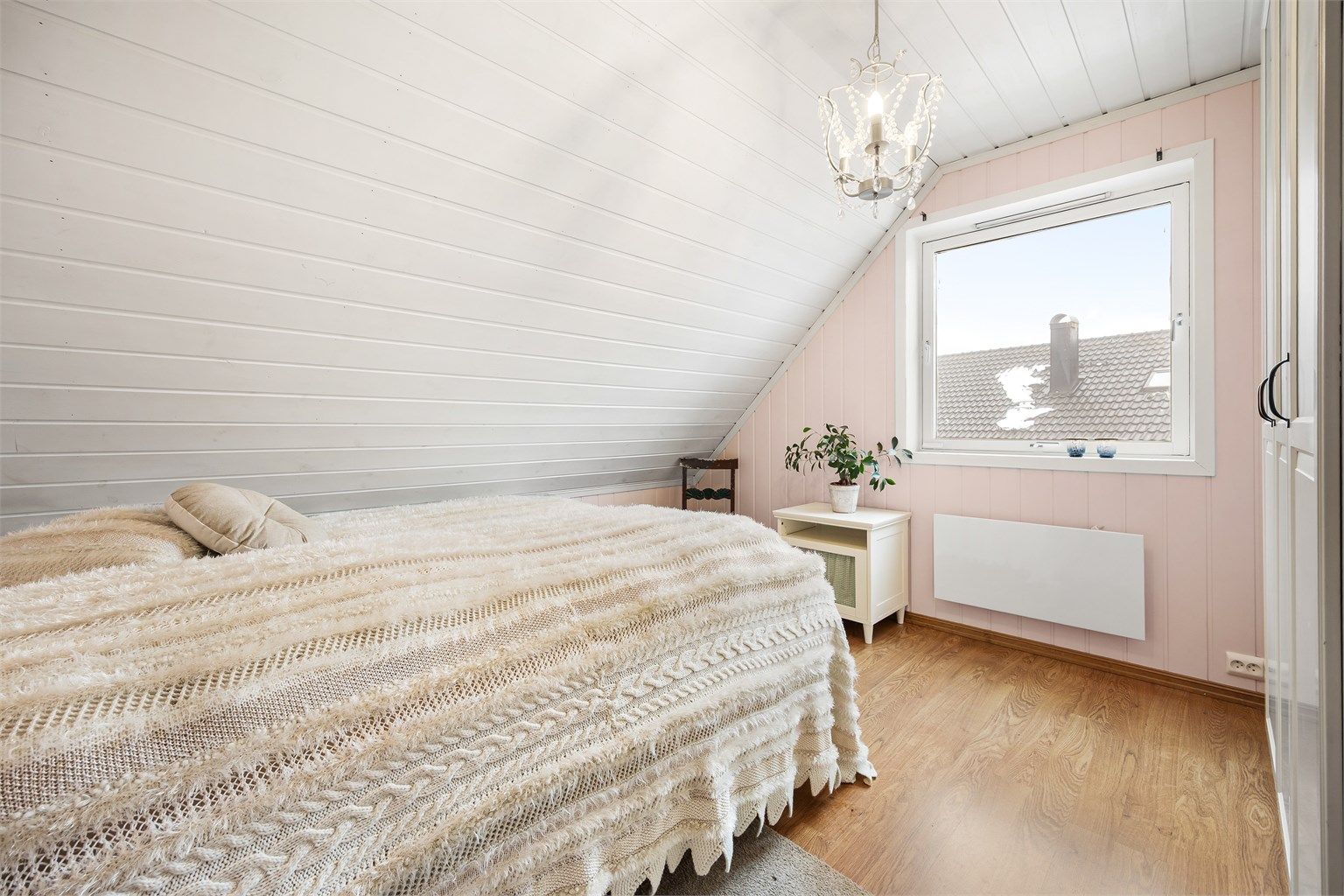 Soverommet har god plass til dobbeltseng og garderobeløsning.