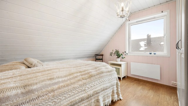 Soverommet har god plass til dobbeltseng og garderobeløsning.
