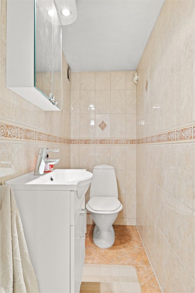 Toalettrom i kjelleretasjen med gulvvarme