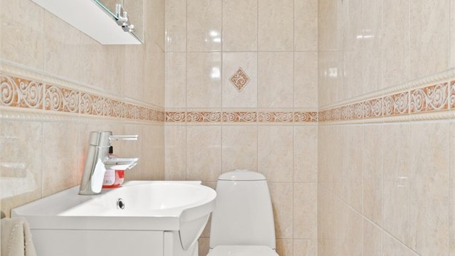 Toalettrom i kjelleretasjen med gulvvarme