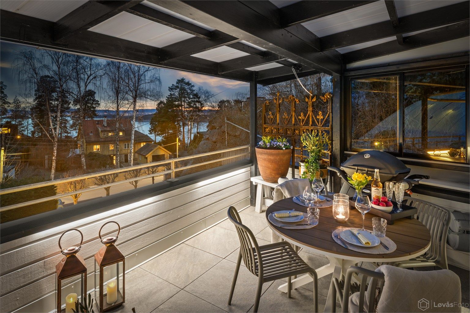 Terrassen er et flott sted å nyte kveldene.
