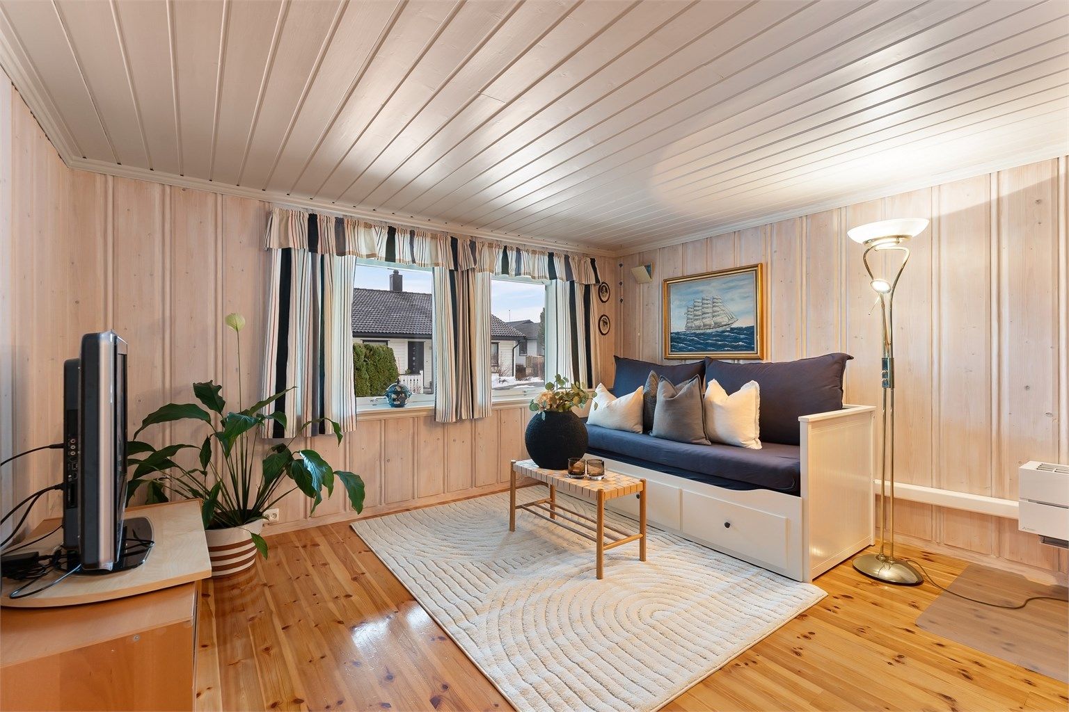 Rommet har panel på veggene og heltre på gulvet, og fungerer utmerket som en ekstra TV-stue eller lekerom.