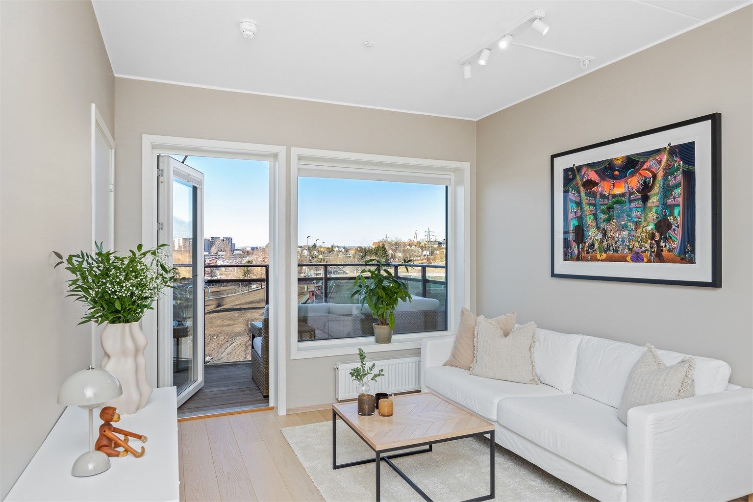 Fra stuen er det direkte utgang til solrik vestvendt balkong på 7 m²