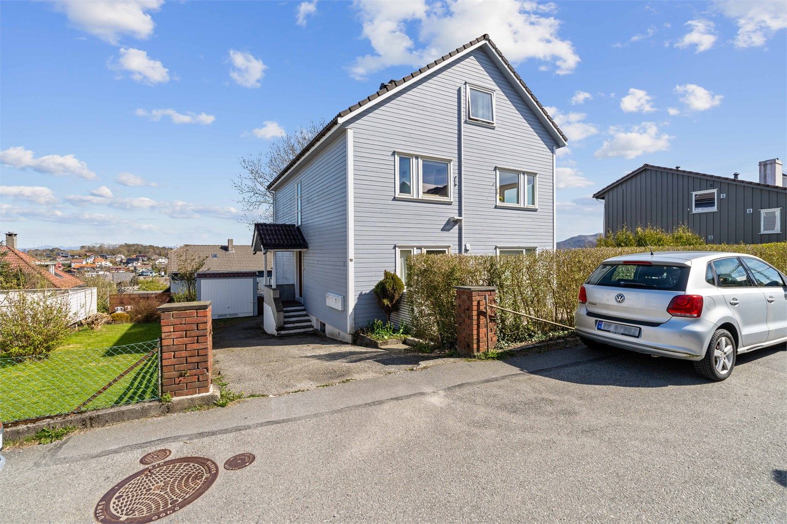 Leilighetsbygget er fra 1950 og har en fasade med liggende trekledning.