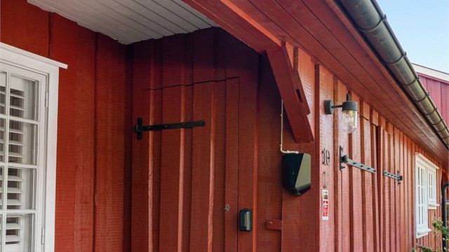 Garasjen har praktisk gjennomgang til hagen på baksiden.