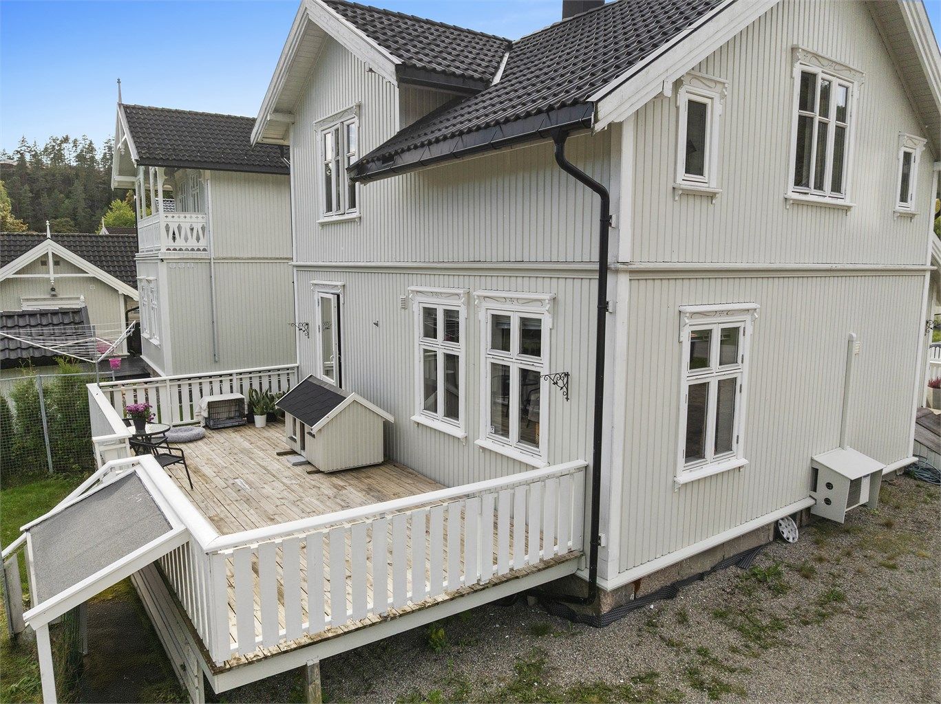 For barnefamilier er beliggenheten særlig praktisk, med kort vei til Skotfoss barnehage, Skotfoss oppvekstsenter med skole og SFO.
