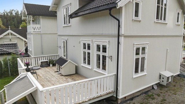 For barnefamilier er beliggenheten særlig praktisk, med kort vei til Skotfoss barnehage, Skotfoss oppvekstsenter med skole og SFO.