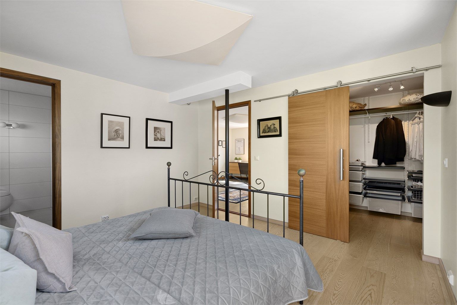 Soverom I ligger i denne etasjen og har eget bad og egen walk-in-closet. Rommet er av god størrelse, har parkett på gulv og lyse veggflater. 
Romslig walk-in med god oppbevaringsplass. 