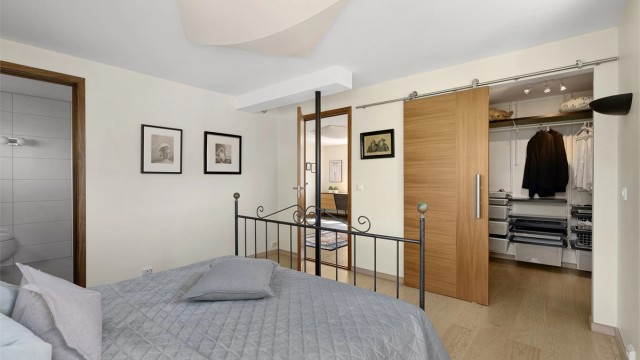 Soverom I ligger i denne etasjen og har eget bad og egen walk-in-closet. Rommet er av god størrelse, har parkett på gulv og lyse veggflater.
Romslig walk-in med god oppbevaringsplass.