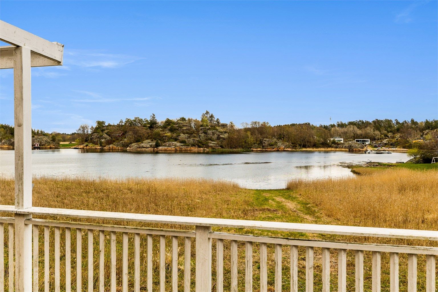 Hytta ligger meget idyllisk til vendt mot sjøen uten gjenboere, med vakker utsikt over området på øya og ned til sjøen. 