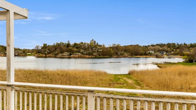 Meget idyllisk, vendt mot sjøen uten gjenboere. Her får du vakker utsikt over området på øya og ned til sjøen.
