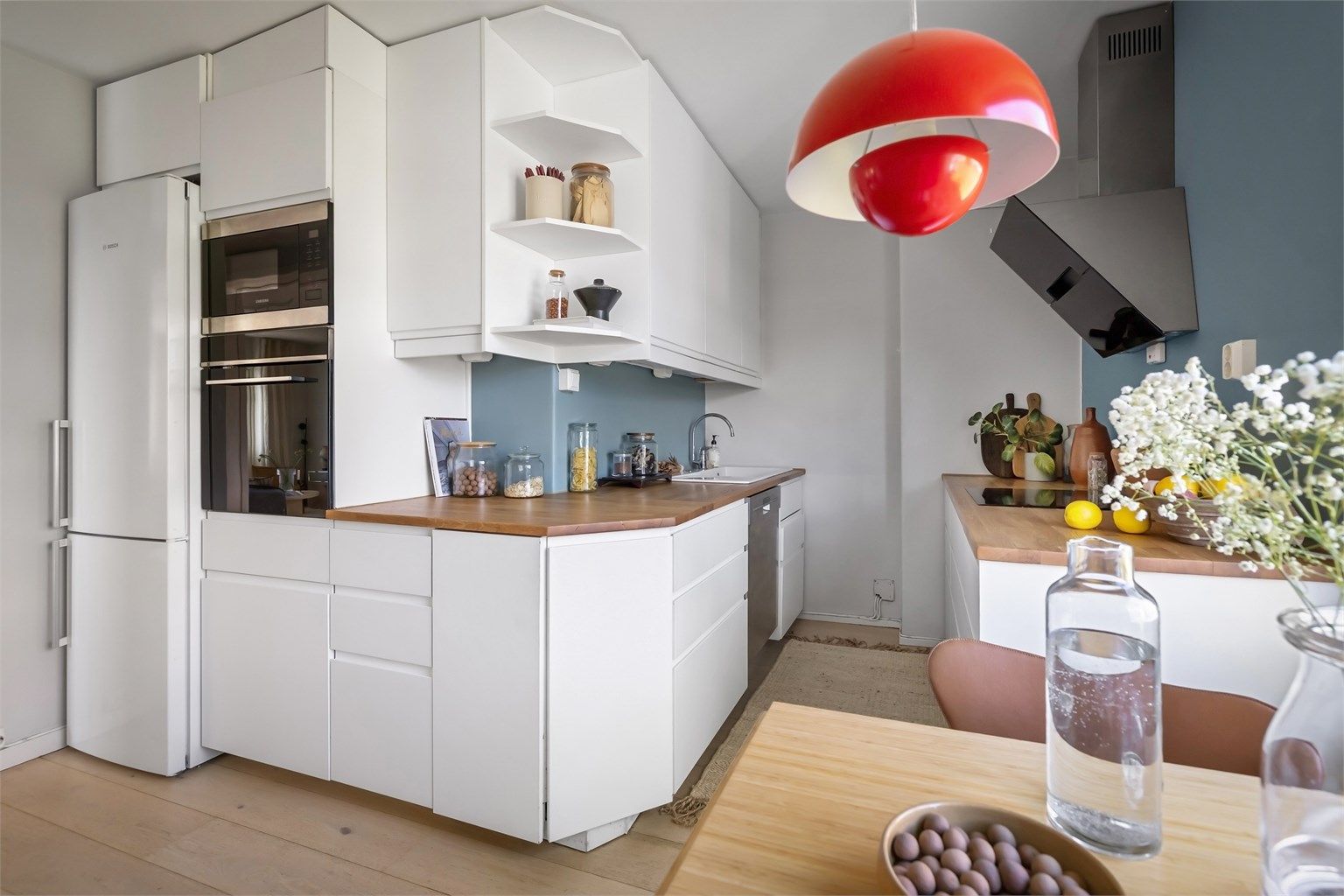 Oppvaskmaskin og kjøleskap med frysedel er plassert i nisjer