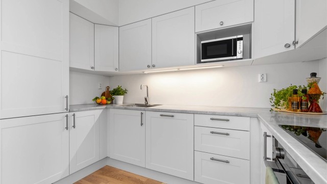 God belysning under overskapene gir et funksjonelt og behagelig arbeidslys.