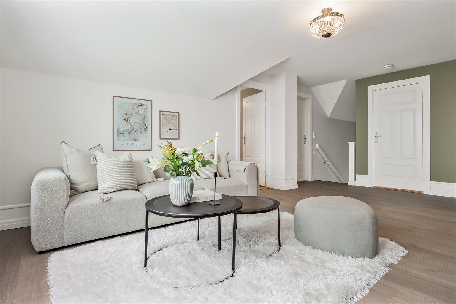 Innvendige overflater i 2. etasje: Parkett (loftstue fra 2023) og laminat på gulv. Malte vegger og malt himling.