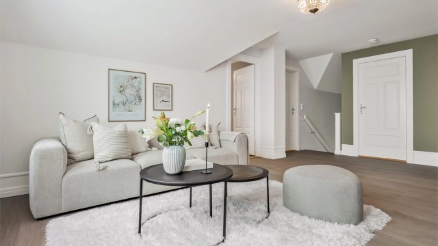 Innvendige overflater i 2. etasje: Parkett (loftstue fra 2023) og laminat på gulv. Malte vegger og malt himling.