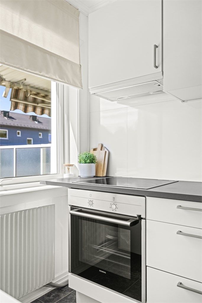Kjøkkenet har nytt ventilator i overskap og rør-i-rør-system. 