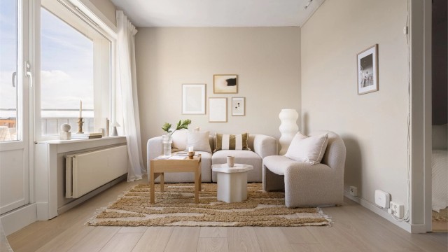 Stuen varmes opp av radiator tilknyttet felles fyringsanlegg, og både varmtvann og oppvarming er inkludert i felleskostnadene. Det gir deg forutsigbare bokostnader, helt uten overraskende strømregninger til oppvarming.