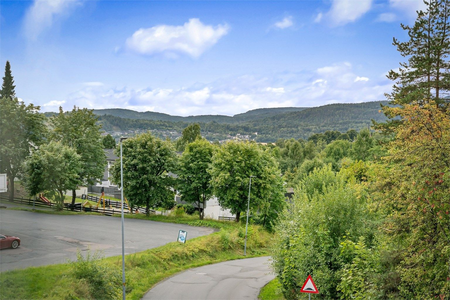 Fra eiendommen er det kort vei til turområder som Kolsåstoppen og Eineåsen.