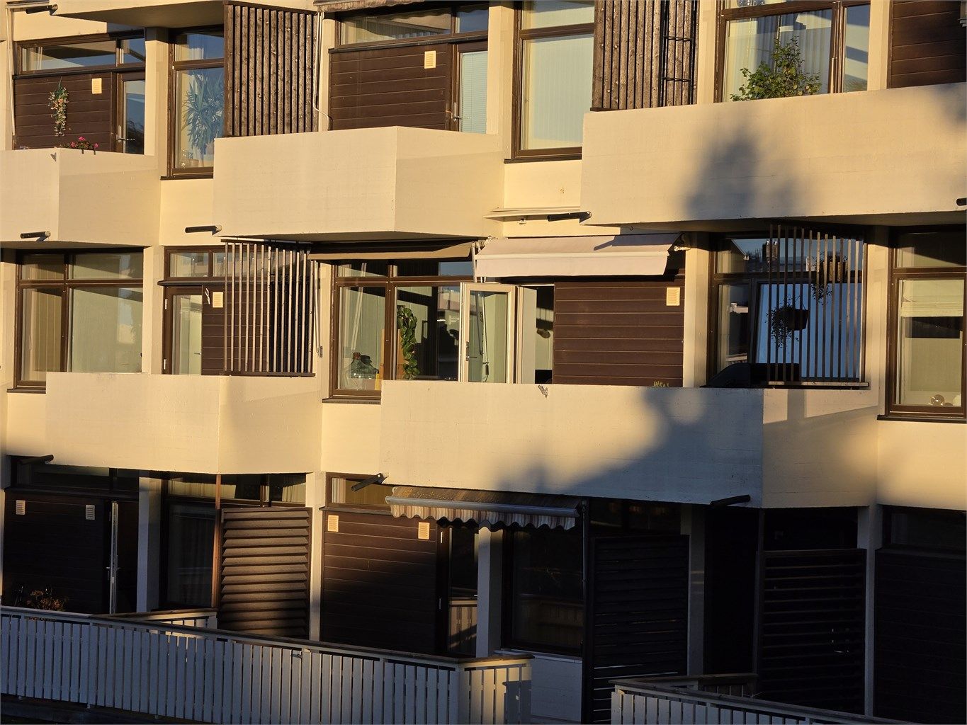 Leiligheten ligger i den enden av blokken der man har solen lengst på kvelden