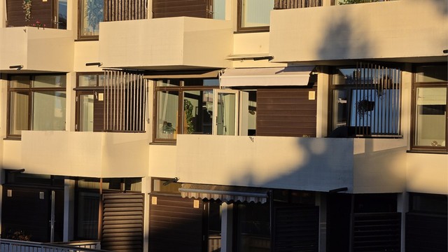 Leiligheten ligger i den enden av blokken der man har solen lengst på kvelden
