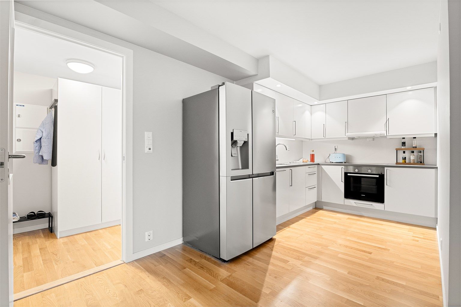 Kjøkkenet har fin belysning med spotter i tak, integret stekeovn og oppvask samt frittstående kjøleskap m/frys som medfølger handelen. 