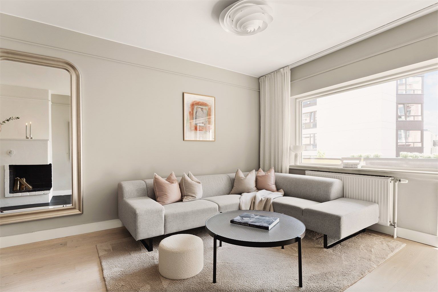 Lys og luftig stue preget av store vindusflater som sikrer rikelig med naturlig lys. 