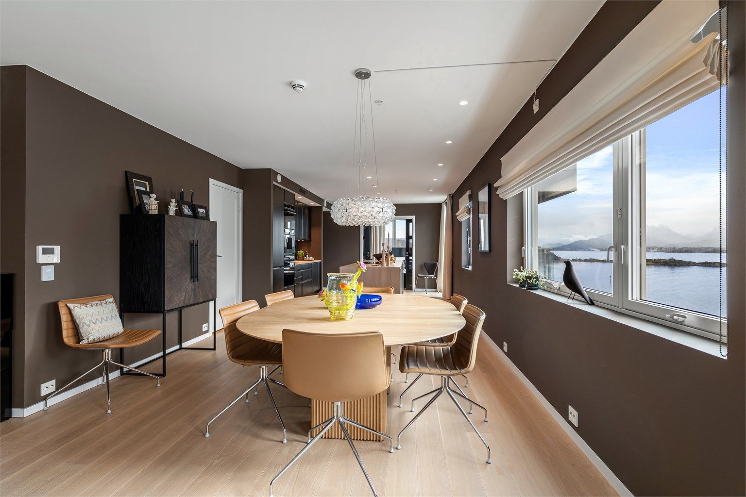 Spisestue i tilknytning til kjøkken med god plass 