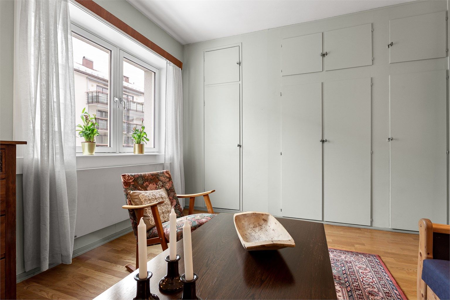 Soverommet er i dag innredet med sittegruppe, men egner seg svært godt som soverom. 