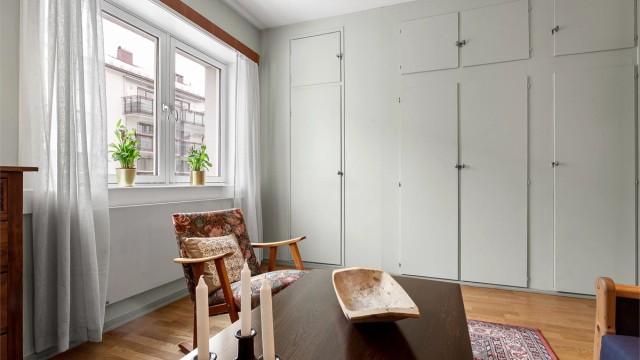 Soverommet er i dag innredet med sittegruppe, men egner seg svært godt som soverom.