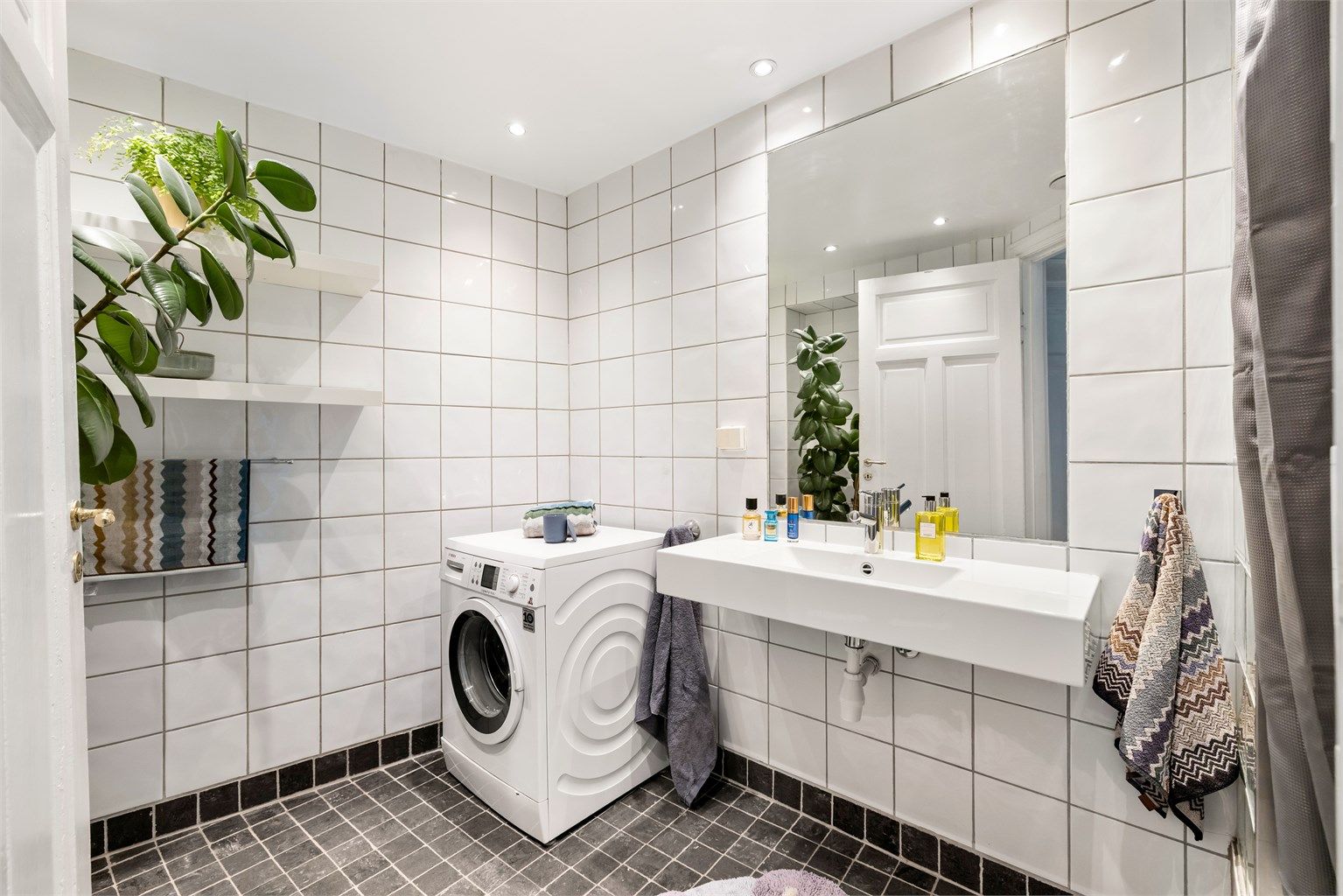 Lyst bad med varmekabler i gulv for en behagelig start på dagen og flislagte vegger. 