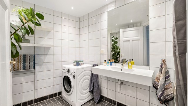 Lyst bad med varmekabler i gulv for en behagelig start på dagen og flislagte vegger.