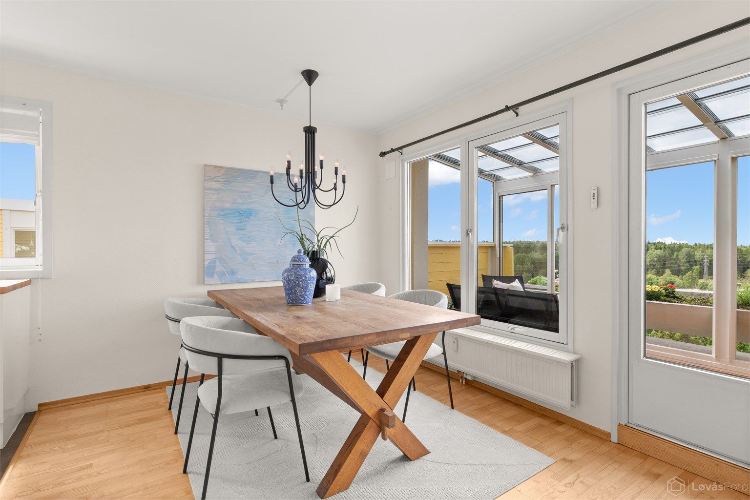 Fra spiseplassen er det direkte utgang til den innglassede balkongen.